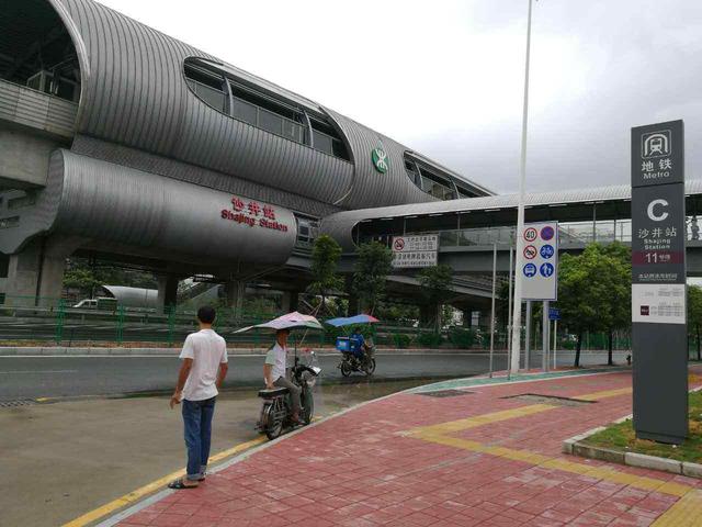 西站,还与地铁11号线马安山地铁站,沙井地铁站和后亭地铁站无缝接驳