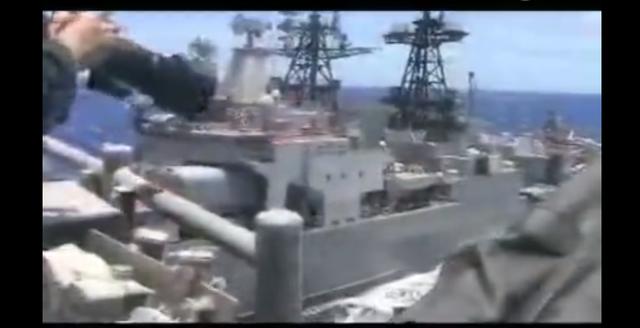 美国海军公布美俄舰对峙视频，快撞上了俄水兵却在赤膊晒太阳