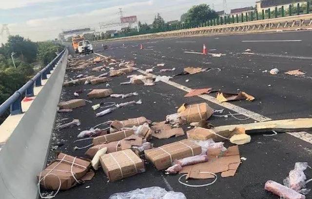 10吨猪肉翻车遭哄抢市委致歉|江苏警方再通报村民哄抢猪肉 盐城猪肉翻车遭抢市委致歉说了什么？10吨猪肉遭哄抢后续最新消息