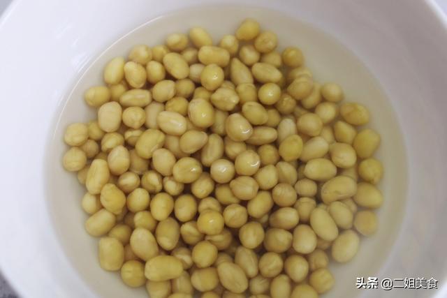 做豆浆，把黄豆泡好就打豆浆是错的，教您一招，豆浆丝滑还好喝