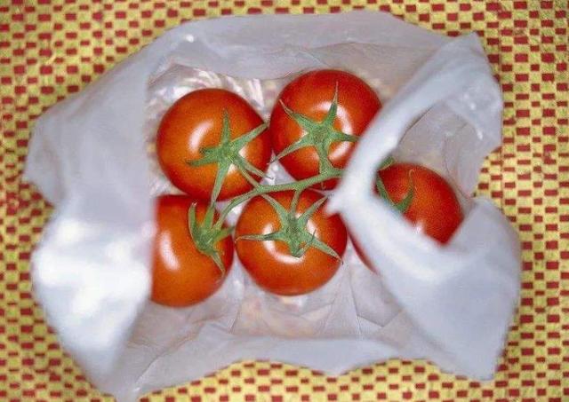 保存西红柿别放冰箱，菜农教你两招，久放不坏，天天吃新鲜西红柿