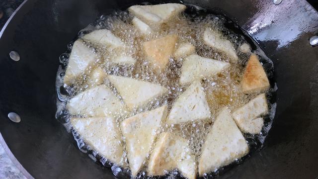 香菇烧豆腐，好吃又下饭的一道家常菜，做法跟材料很简单