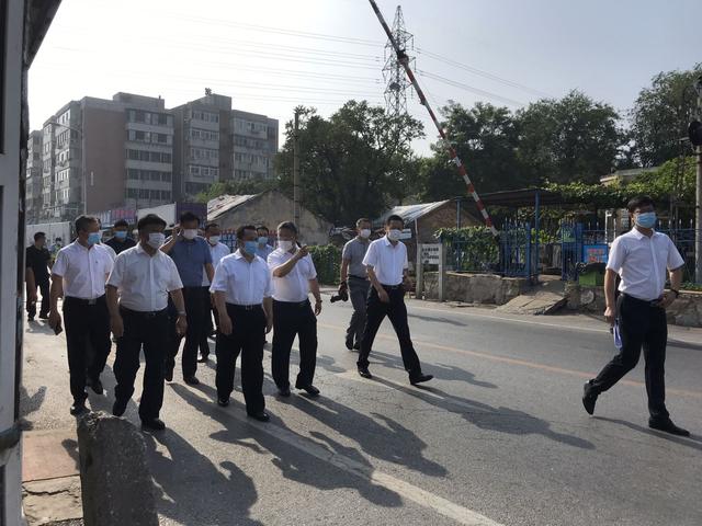 大连市市长陈绍旺到西安路街道泉涌社区走访调研水源南巷棚户区