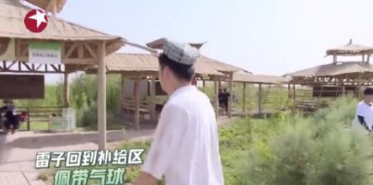 杨超越|郭京飞像极了杨超越的老父亲 自己被欺负也不忘护“女”的行为有点甜！