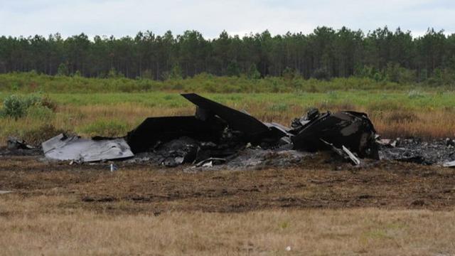 F22一头栽向地面，飞行员紧急弹射放弃战机，美媒猜测原因很恶毒