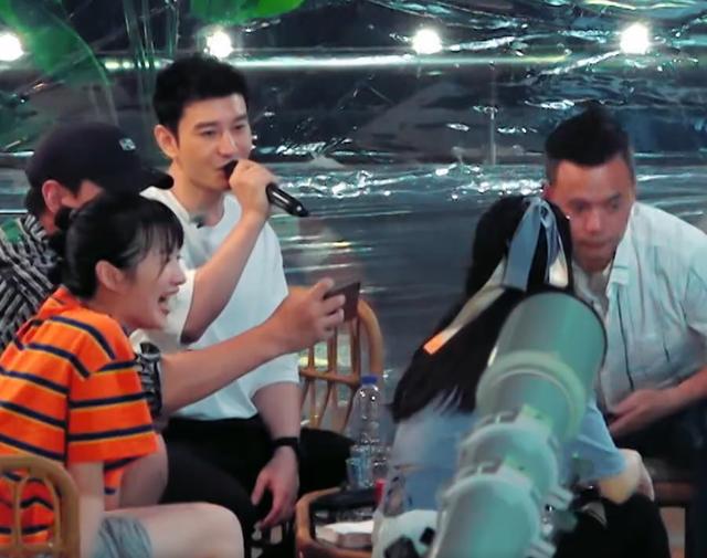 《中餐厅》下一期要追，黄晓明颖宝营业唱歌，连看2遍片花不过瘾
