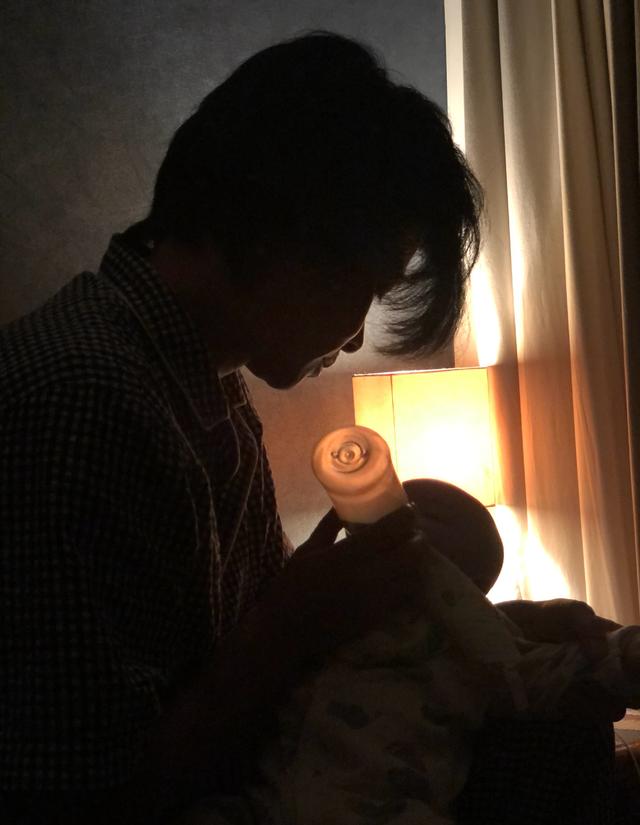 张晋晒与儿子温馨对视，乐儿9个月就能站立，堪称骨骼清奇