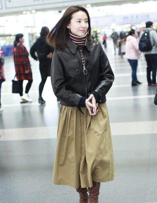 38岁董洁现身机场，素面朝天依旧清秀！冷清秋的气质一直没变啊