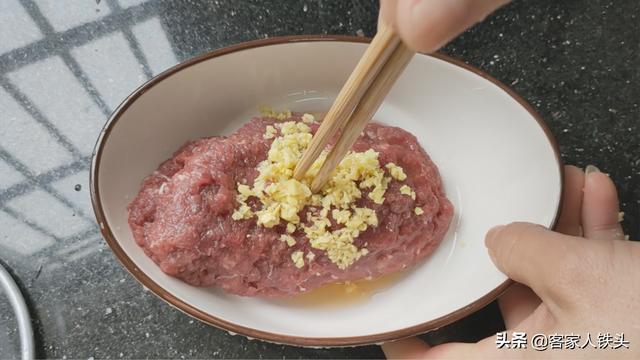 好吃不腻的早餐做法，卷一卷香味四溢，入口外酥里糯，吃着很过瘾