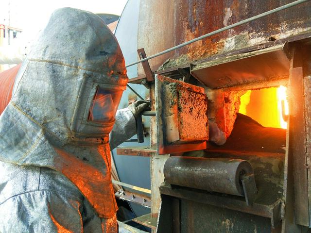 企业|酷暑中的黄河同力一线水泥工人