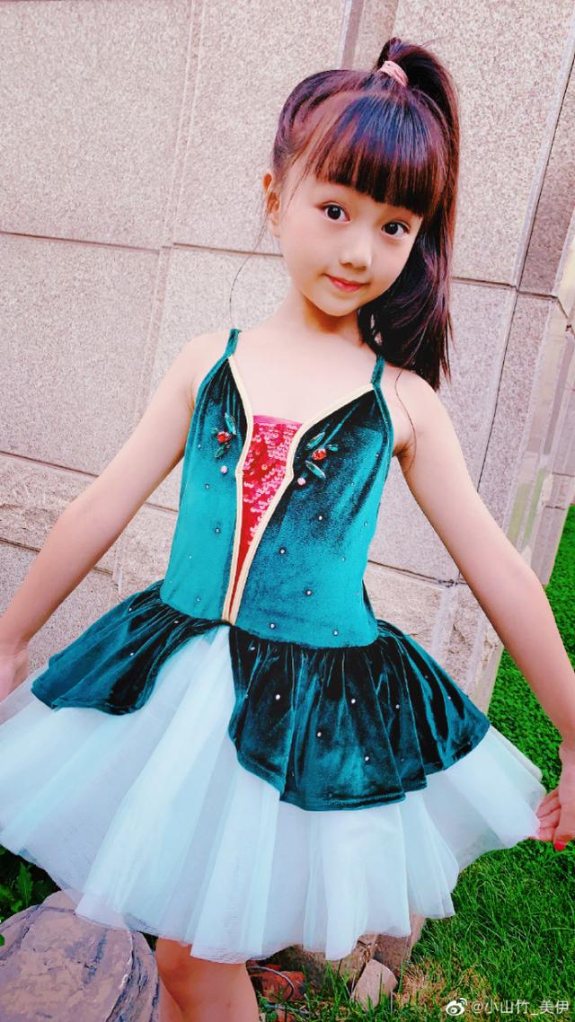 邓伦女儿小山竹近照，变瘦高小美女，与妹妹穿公主裙拍照似双胞胎