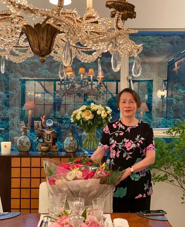 55岁刘嘉玲晒近照，穿垫肩西装气场太足，白色反而把本人显更白