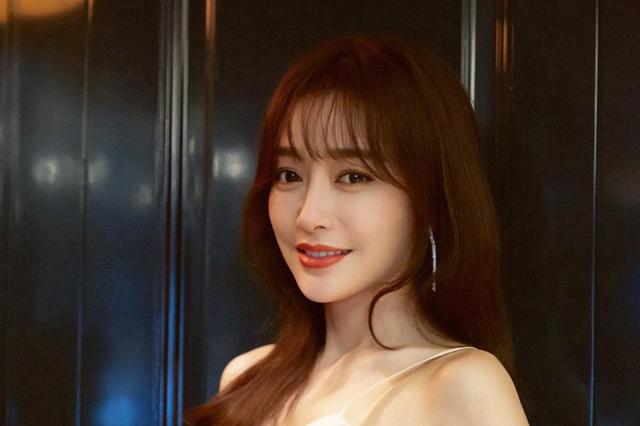 他曾向秦岚求四次婚，被拒后娶小12岁央视主持人，如今成人生赢家
