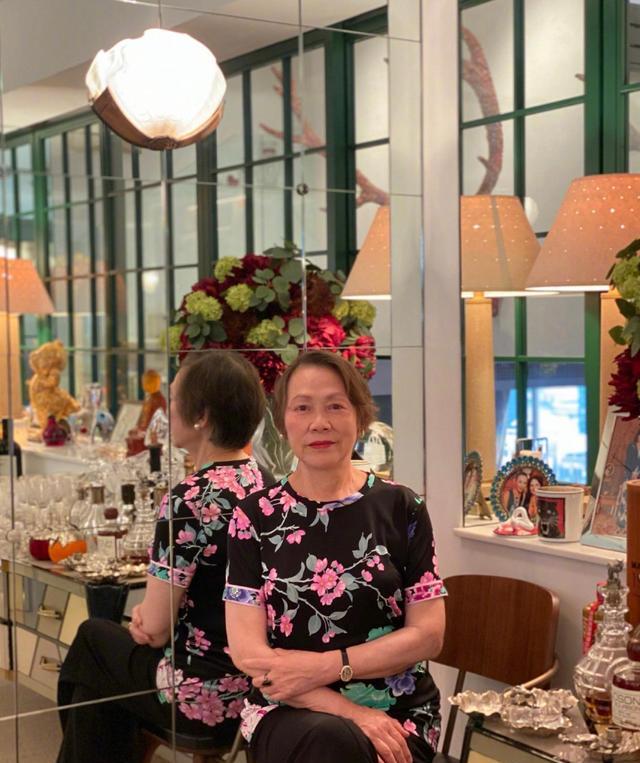 55岁刘嘉玲晒近照，穿垫肩西装气场太足，白色反而把本人显更白