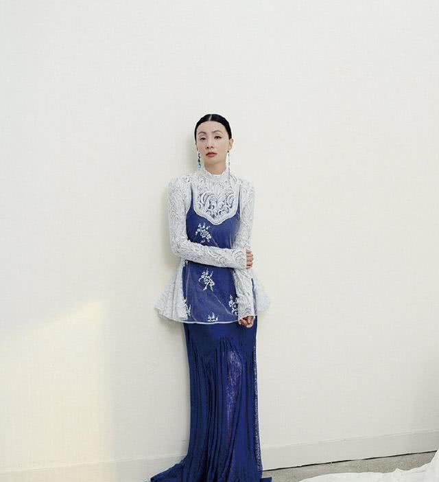 46岁陶虹拍时尚写真，身材性感端庄得体，难怪徐峥爱她这么多年