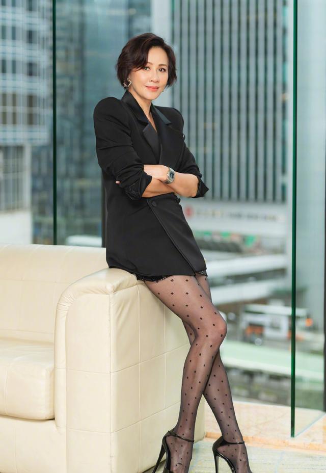 54岁刘嘉玲容颜未老，一袭黑色网纱连衣裙，美过80后尽显年轻姿态
