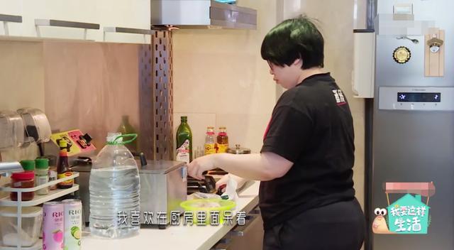 29岁女星独居五年，开店入不敷出！一月挣7千却