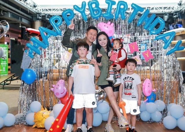 冉莹颖现身机场，戴墨镜配破洞裤穿搭时尚，一人带三娃妈妈力max