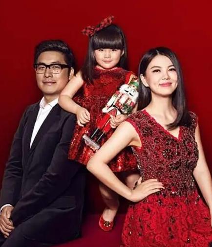 双手|王岳伦KTV双手壁咚女子北尴尬的挂上热搜 此前曾让女子上车引妻子李湘不满