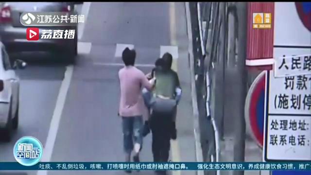 市民街头突发癫痫 年轻辅警急伸援手 背着就向最近的医院去