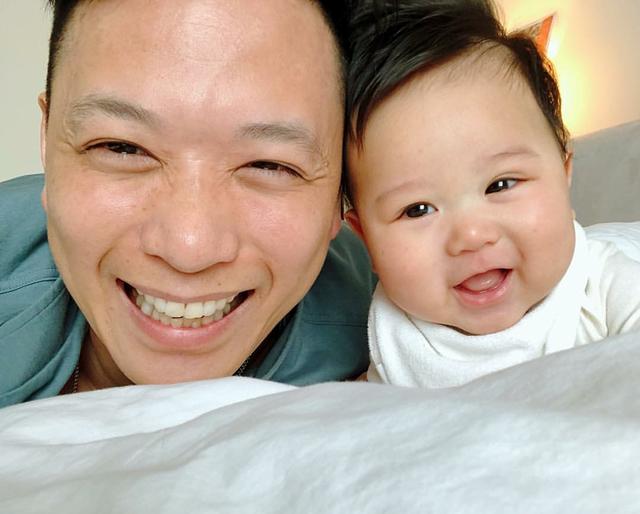 胡杏儿老公强迫看电视的儿子自拍，奕霆眼睛斜视露职业假笑超可爱