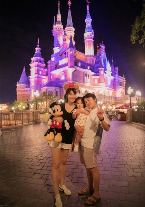 李亚男晒一家三口迪士尼游玩照，女儿戴墨镜梳呆毛反差萌爆棚