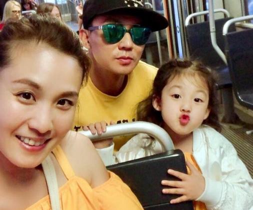 有一种“天生丽质”叫小泡芙，细眉大眼又软萌，谁看了能不心动？