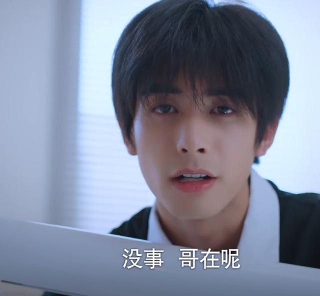 凌霄陪李尖尖拔牙，小尖躺病床，凌霄坐旁边，弹幕说像陪产