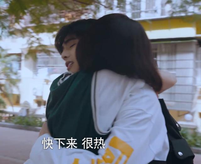 凌霄出门十几天回家，李尖尖跑到他面前公主跳，凌霄的抱姿太甜了