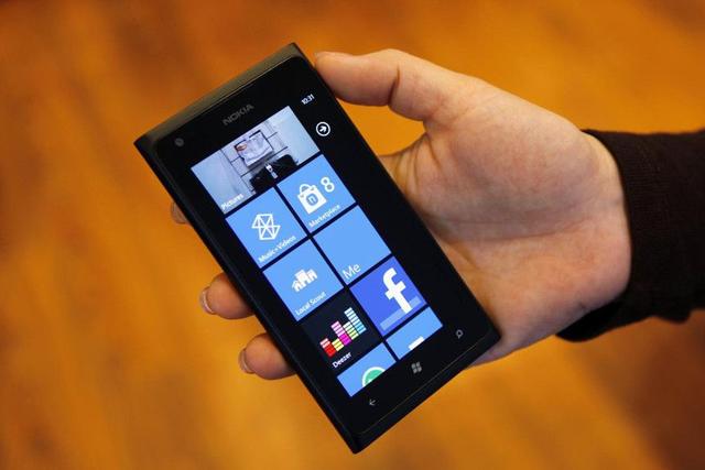 它是Nokia第一款WP手机上，造型设计圆滑门面担当，现如今只值79块