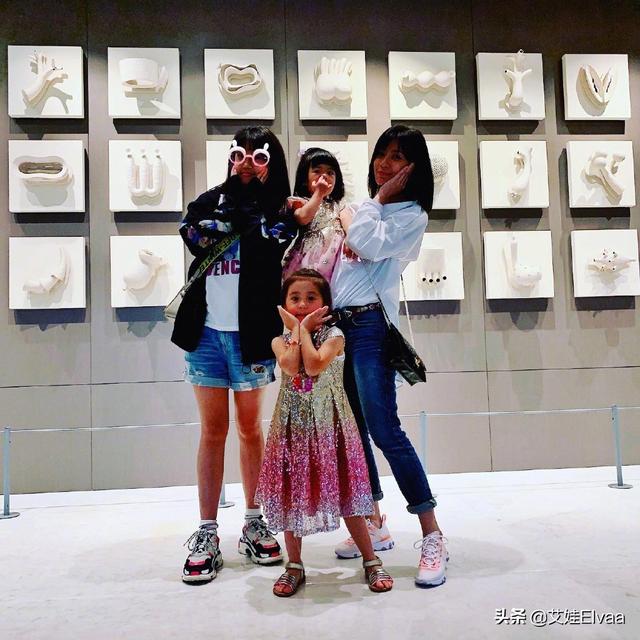 贾静雯5岁女儿真时髦，穿豹纹裙配蝴蝶结过生日，五官复制粘贴妈