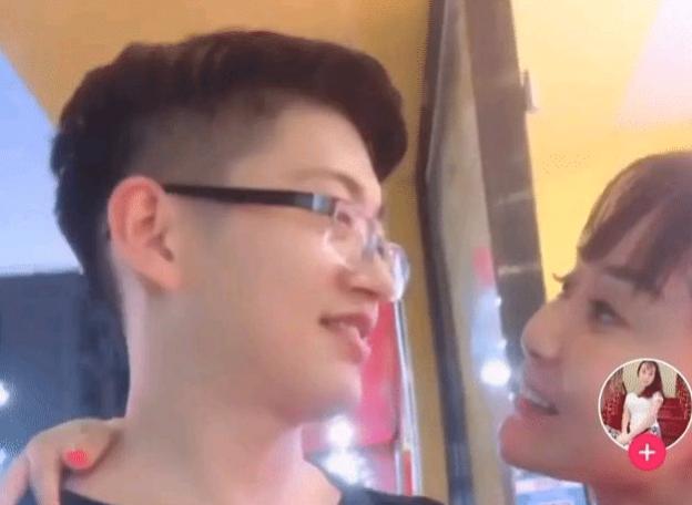 40岁女子嫁给了闺蜜25岁的儿子！女网友：我在等闺蜜儿子长大