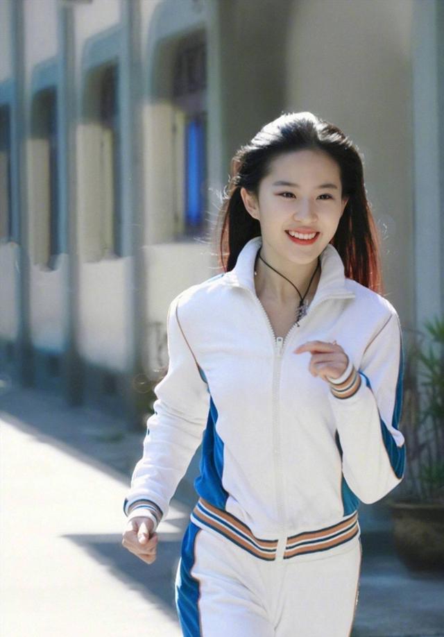 刘亦菲运动装旧照上热搜，青春阳光元气满满，