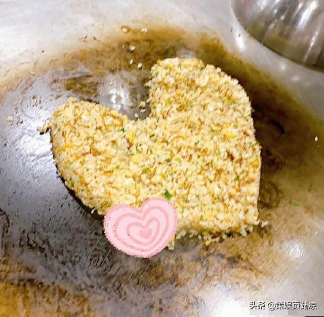 周杰伦刘畊宏同过父亲节，亲下厨做心形蛋炒饭，一家四口甜蜜幸福