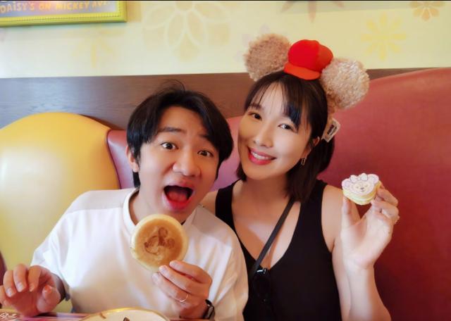 李亚男晒一家三口迪士尼游玩照，女儿戴墨镜梳呆毛反差萌爆棚