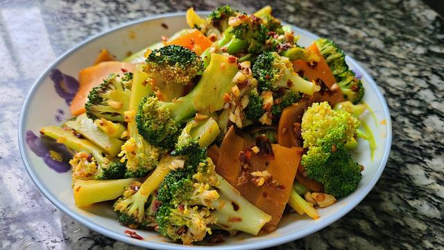 花菜最简单的做法，学会这个家常做法，开胃下饭，天热要多吃