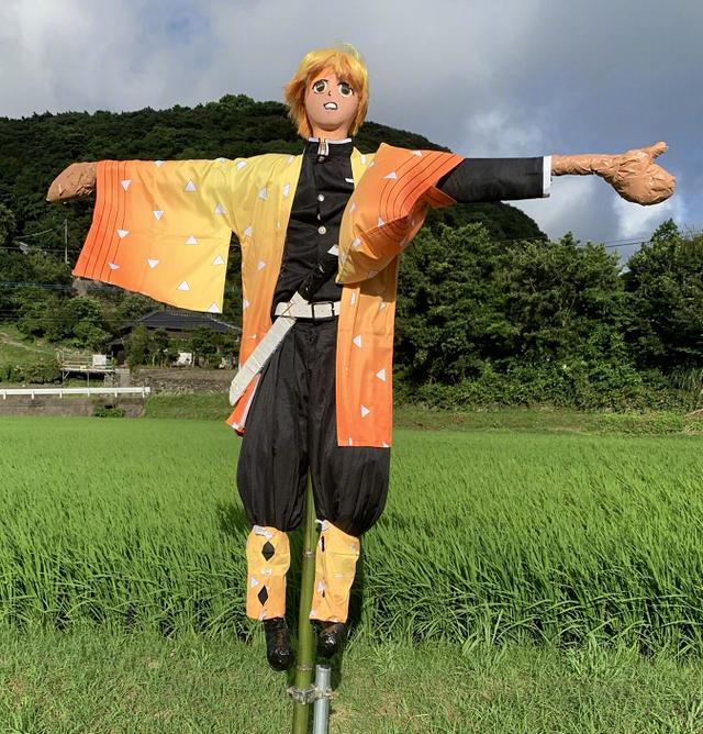日本網友偶然在田間看見《鬼滅之刃》稻草人，這下子鬼都不敢來了