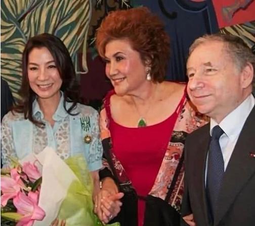 58岁杨紫琼近照曝光风采依旧，情定大16岁富豪，