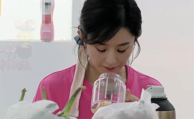 为啥说赵丽颖“勤俭节约”？细看她处理“坏桃子”做法，全明白了