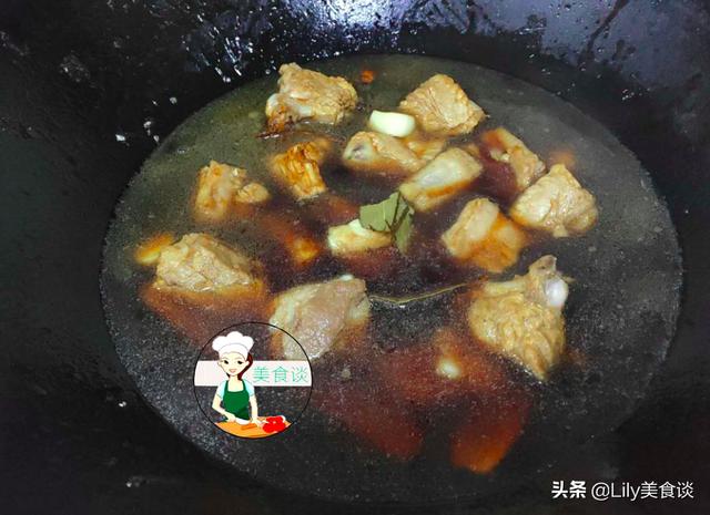 红烧排骨怎么做好？厨师长教你家常做法，排骨酥烂入味、色泽红亮