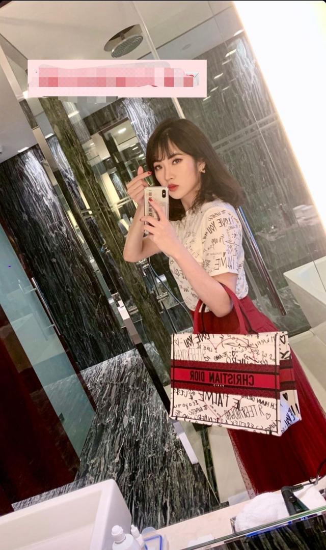 任正非“小千金”罕现身，22岁背限量包，毕业哈佛名媛范十足