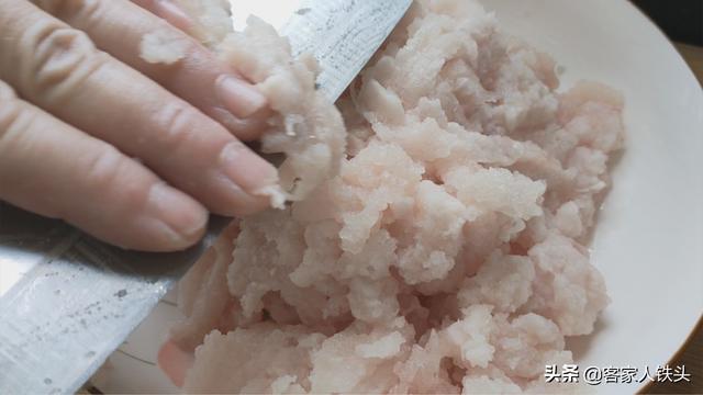 60岁老厨师教的鱼丸做法，不剁馅不绞肉，Q弹爽口，在家一样能做