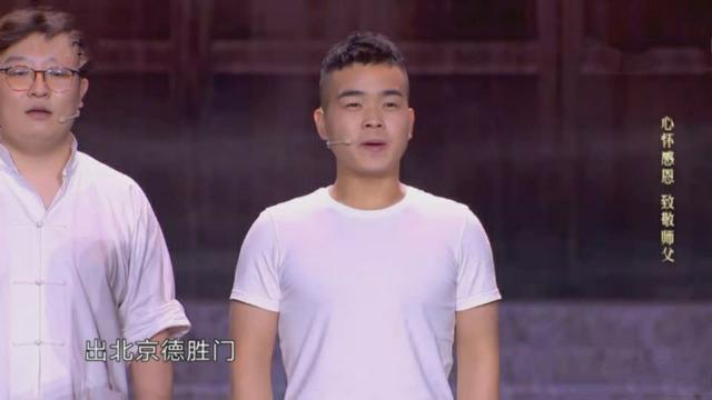 孟鹤堂接棒周九良，成烧饼作品场外解说，对助演如数家珍赞不绝口