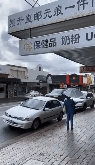 悉尼发生惨烈事故，华人老大爷开车连环撞，吓坏老太被路人救走