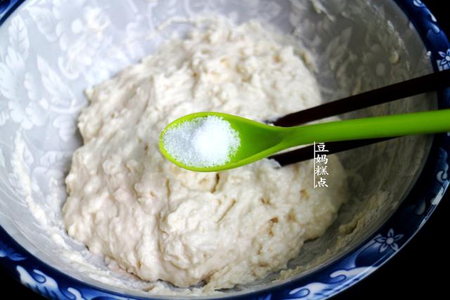 才发现，葱花饼这样做，早起5分钟就搞定，且越放越香软