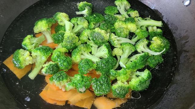 花菜最简单的做法，学会这个家常做法，开胃下饭，天热要多吃