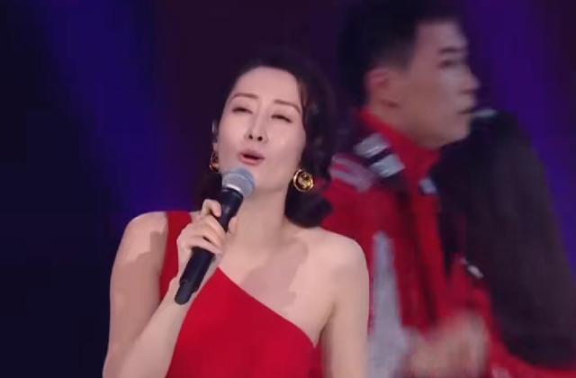 从富商太太沦落到单亲妈妈，如今靠表情包爆火，她竟这样回复