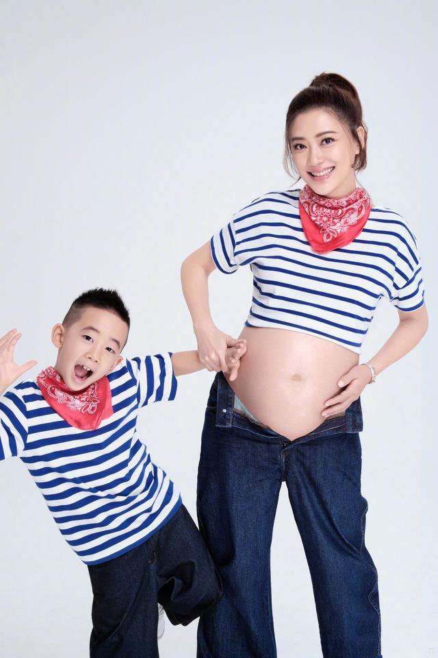 应采儿晒兄弟俩有爱同框，Jasper抱着弟弟亲吻，手足情深