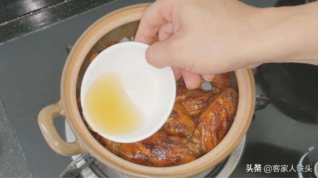 11只鸡翅加1个洋葱，以后待客就做这一锅，喷香好吃，吃完想舔手