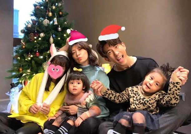 有一种“大眼睛”是贾静雯的女儿，咘咘最像妈，梧桐妹正脸也很美